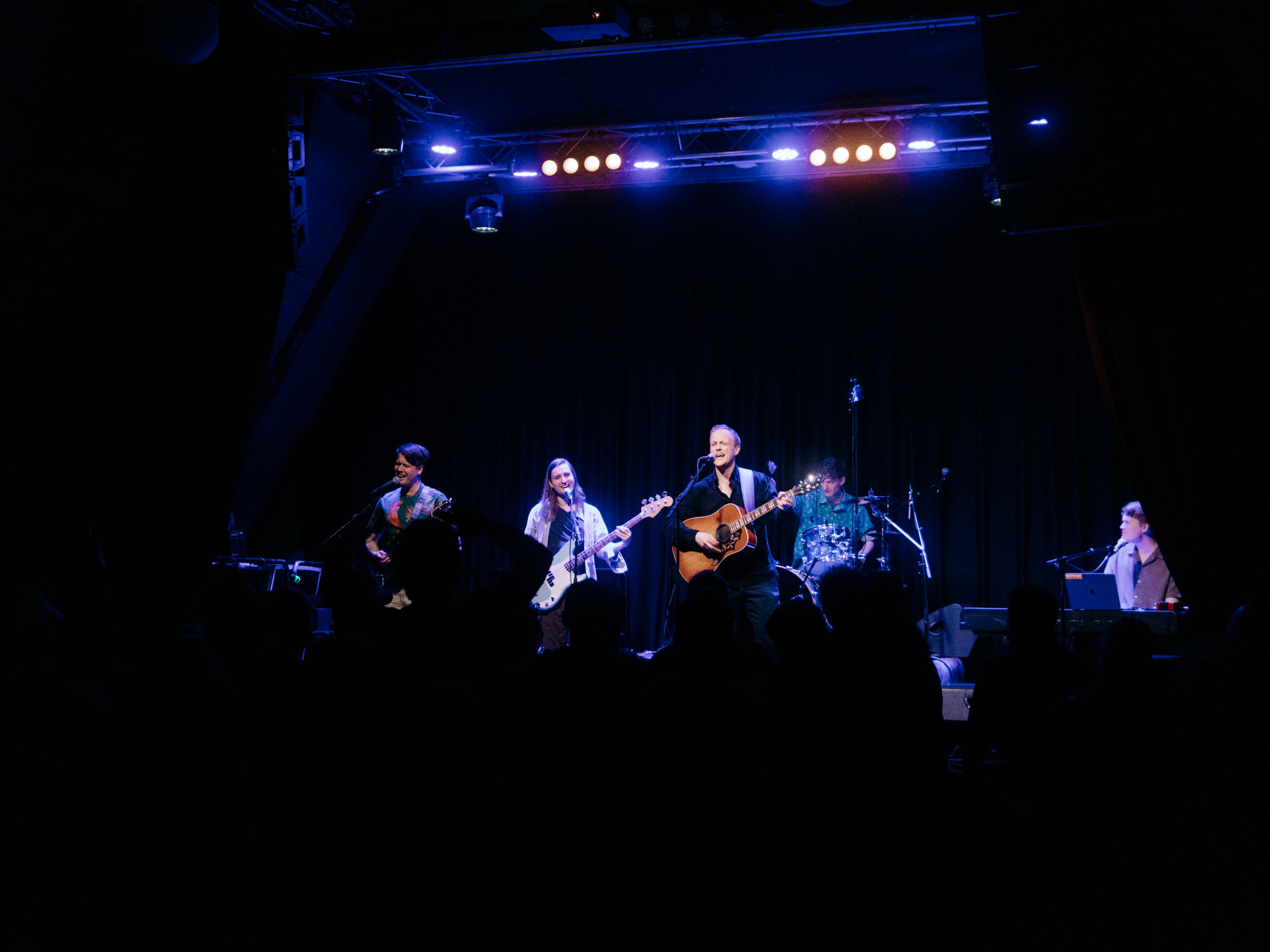 Arill Aam performing live